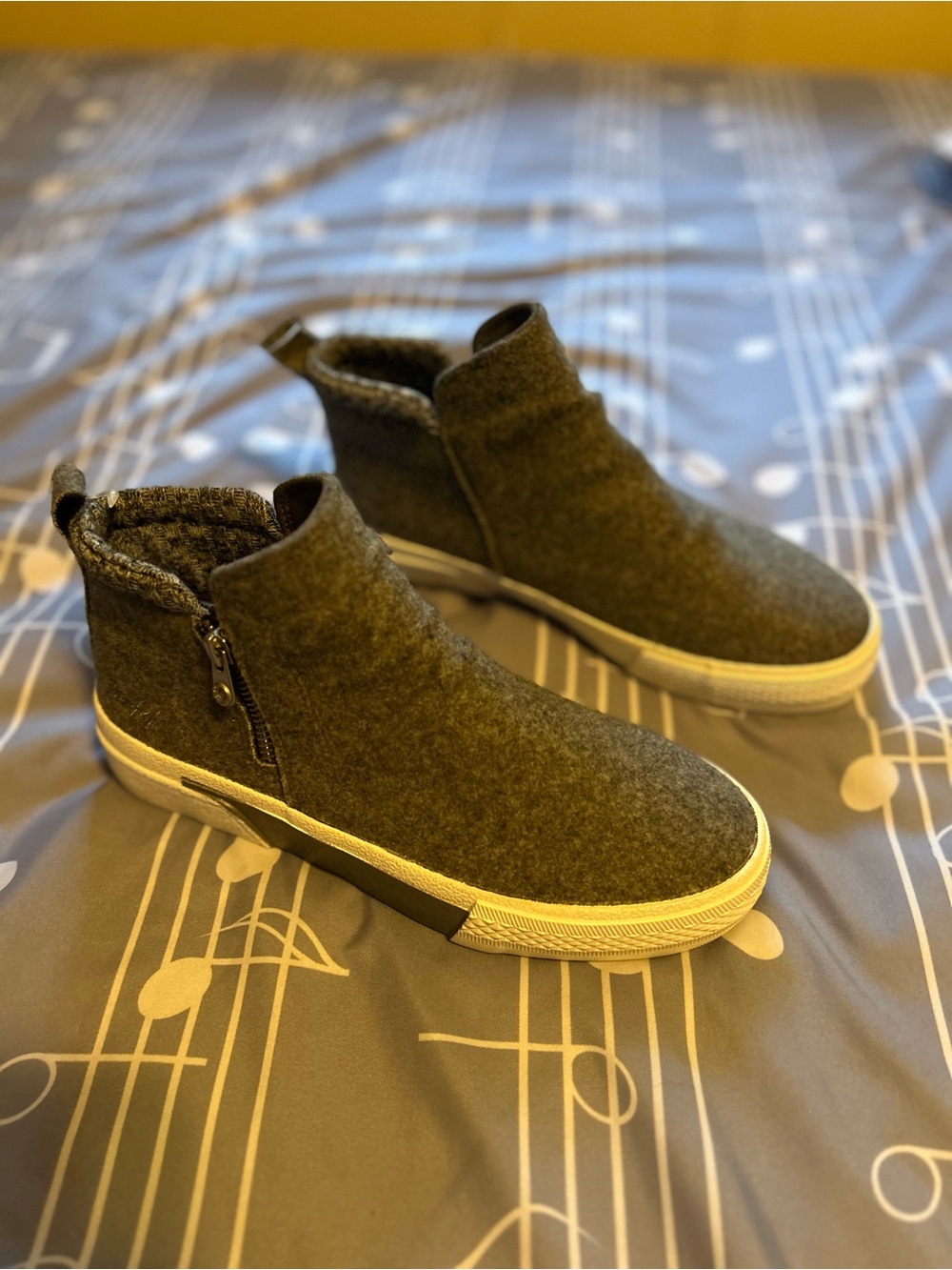 Blowfish Malibu Women's Grey Felt Walkabout Ankle Booties
